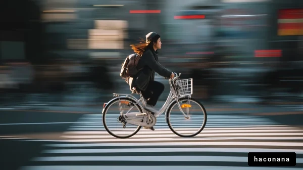 自転車に乗る女性の街中風景