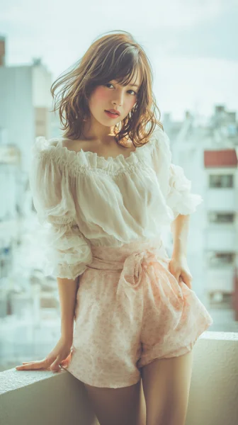 フェミニンコーデの若い女性