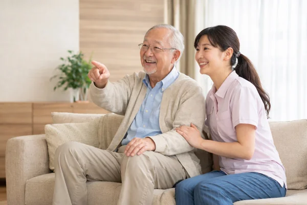高齢者と介護士の笑顔の会話