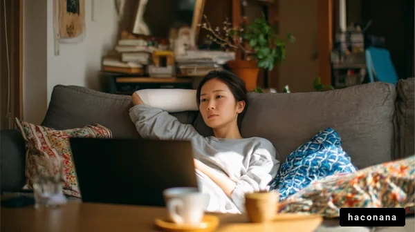 自宅でくつろぐ女性