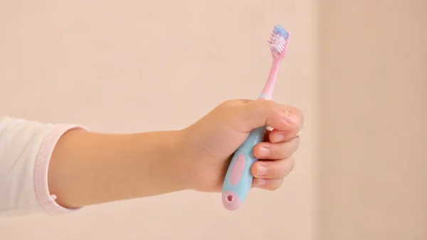 子供が歯ブラシを持つ手