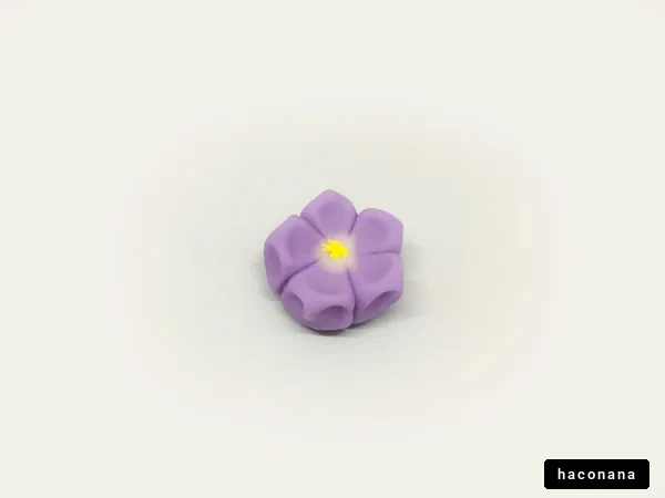 紫の花びらの飾り