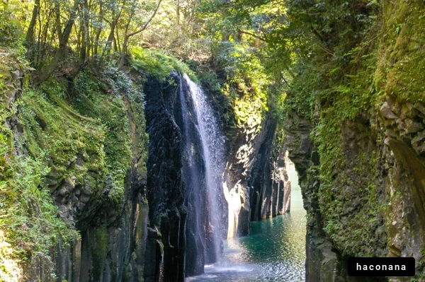 美しい滝と緑の渓谷