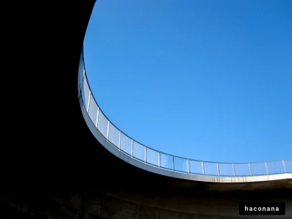 円形の構造物と青空