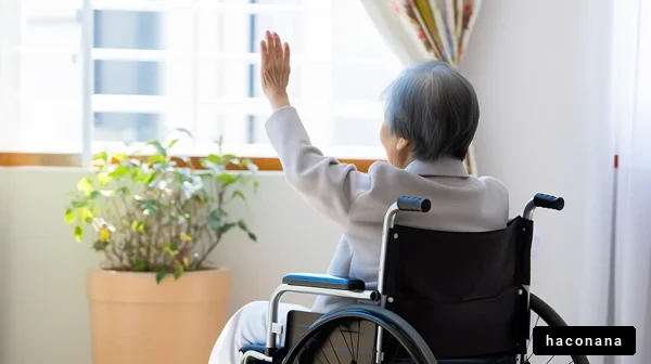車椅子の高齢者が挨拶