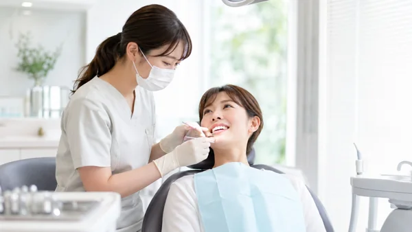 歯科医院で診察を受ける女性