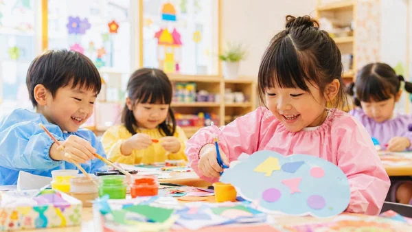 幼稚園で工作する子どもたち