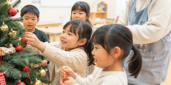 子どもたちがクリスマスツリーを飾る