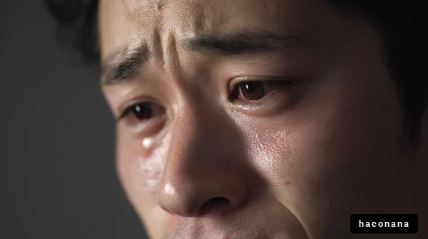 感情を表現する男性の表情