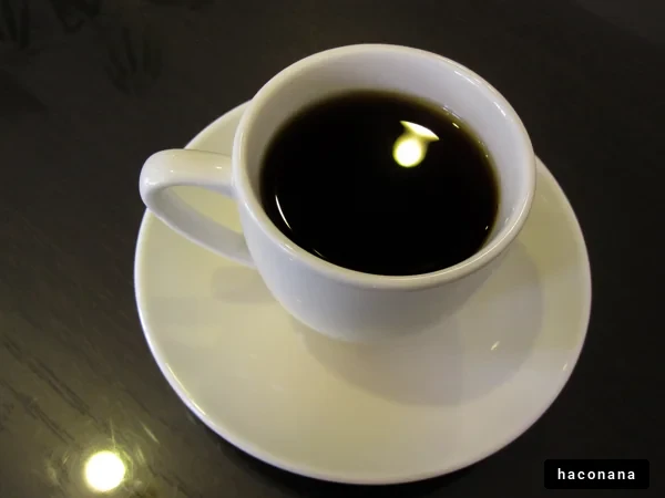 コーヒーと白いカップ