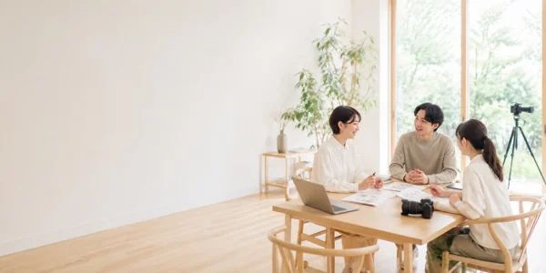 明るい室内でミーティングする3人