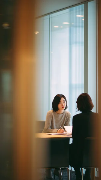 女性二人の面談・商談シーン
