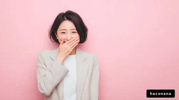 ピンクの背景で笑う女性