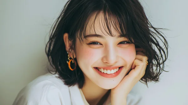 笑顔が爽やかな若い女性