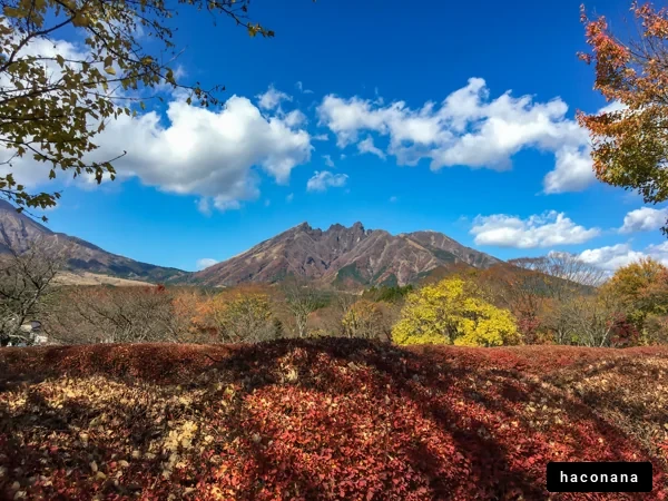 秋の山々と青空