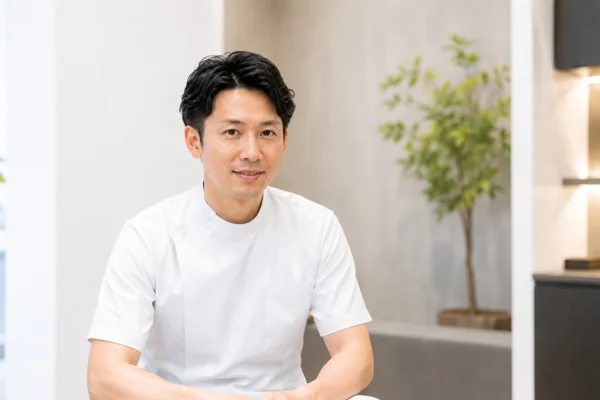 白衣の男性医療従事者の笑顔