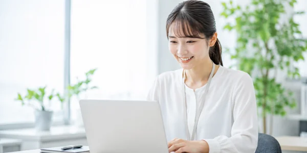 笑顔でパソコン作業する女性
