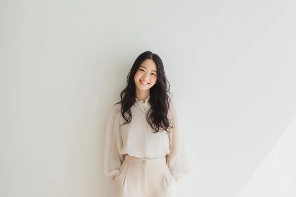 笑顔の若い女性・白背景ポートレート