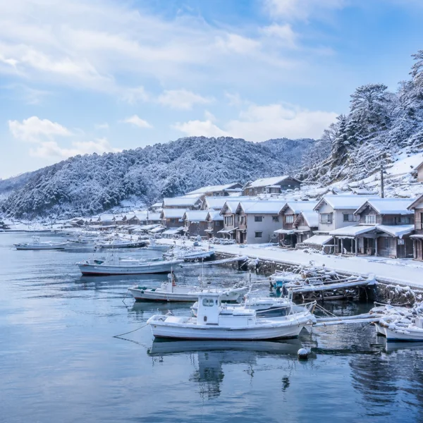 雪景色の漁村と停泊する漁船