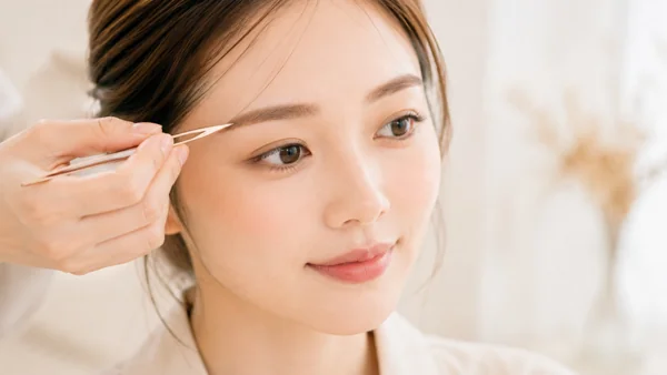 眉毛を整える若い女性