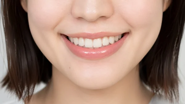白い歯と笑顔の女性クローズアップ