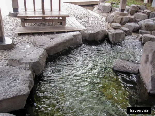 自然の中の足湯