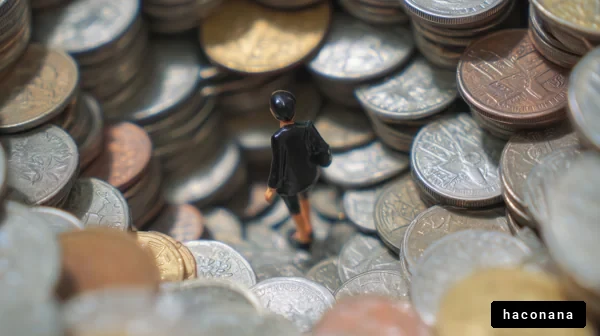 お金に囲まれた人形