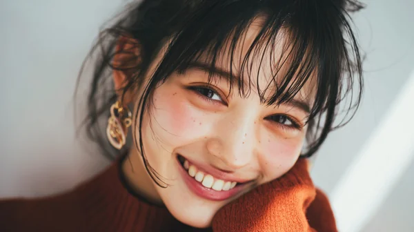 笑顔の若い女性ポートレート