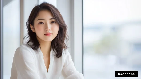 窓辺の優しい笑顔女性