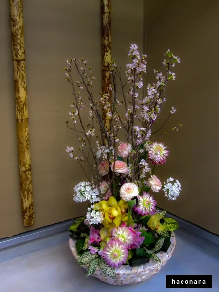 華やかな花のアレンジメント