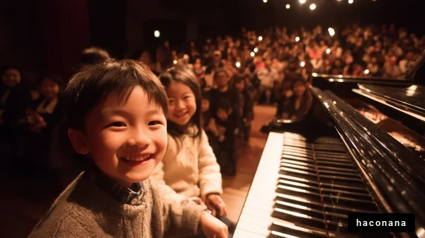笑顔でピアノを弾く子供たち