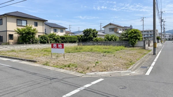 売地の空き地と住宅街の風景