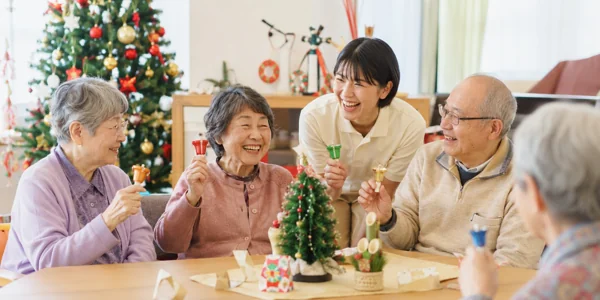 介護施設のクリスマス会で笑顔の高齢者
