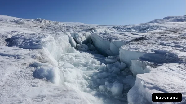 氷河の割れ目と風景