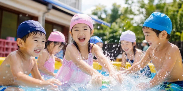 子どもたちのプール遊び夏の笑顔