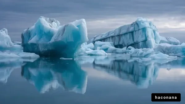 氷山と静かな水面の風景