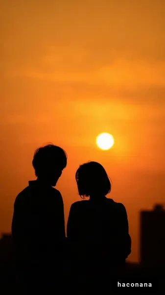 夕日に寄り添う恋人たち