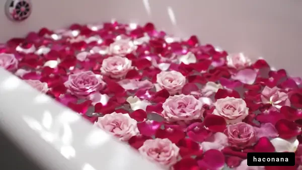 バラの花びらが浮かぶバスタブ