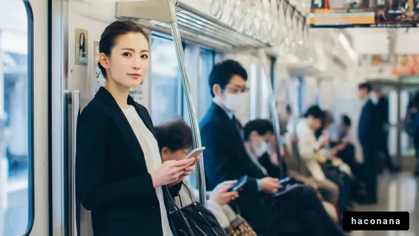 通勤中の女性と車両内の風景