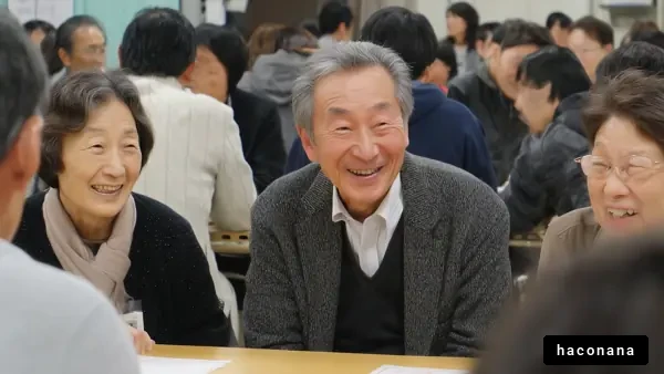 楽しい会話を楽しむ高齢者たち