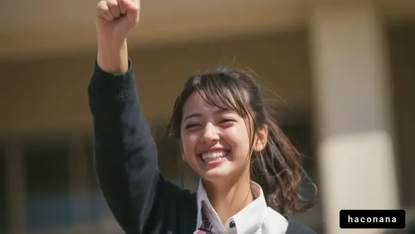 笑顔で手を挙げる学生